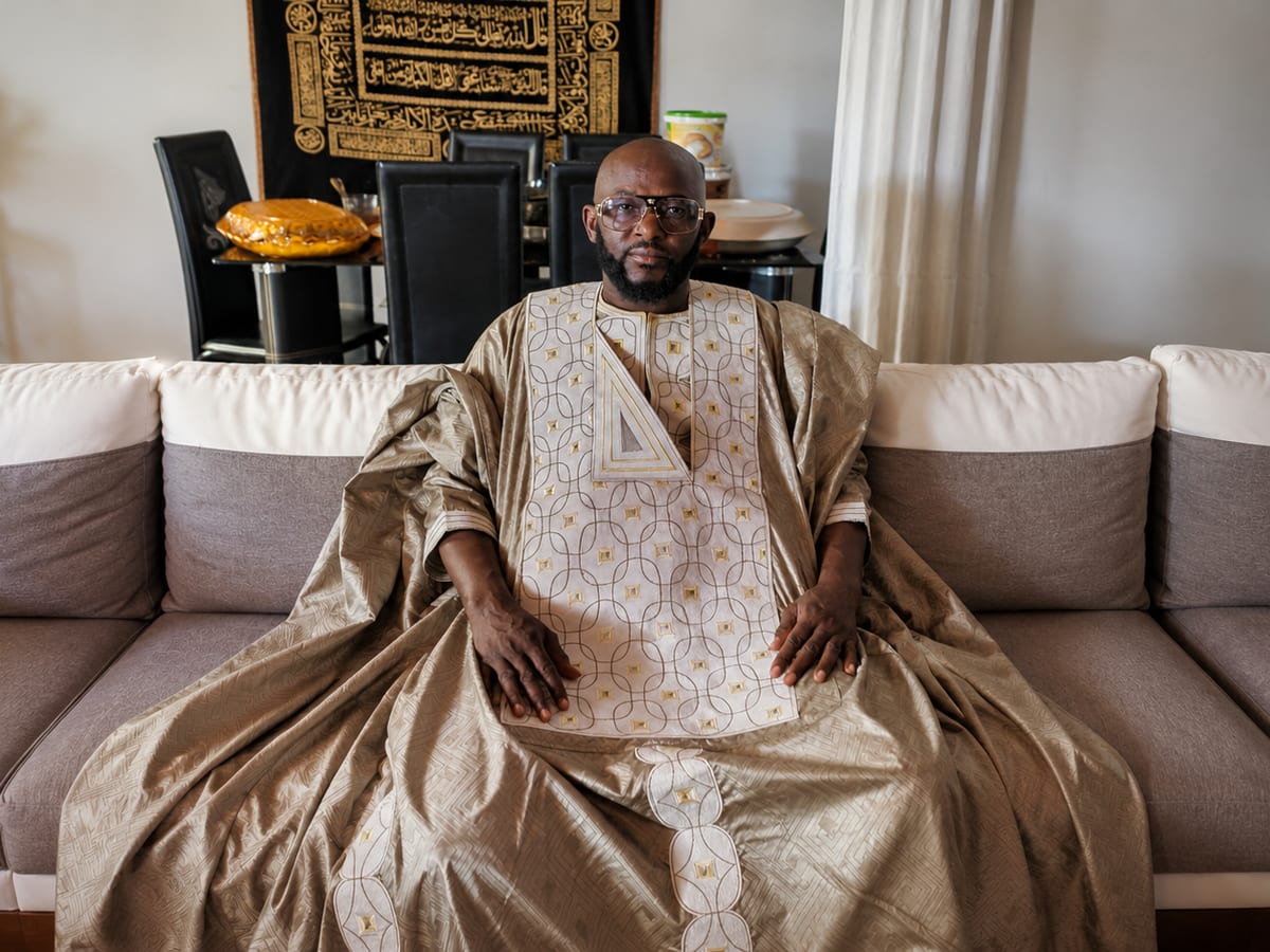 Marabout Djibril en boubou doré, assis dans son salon